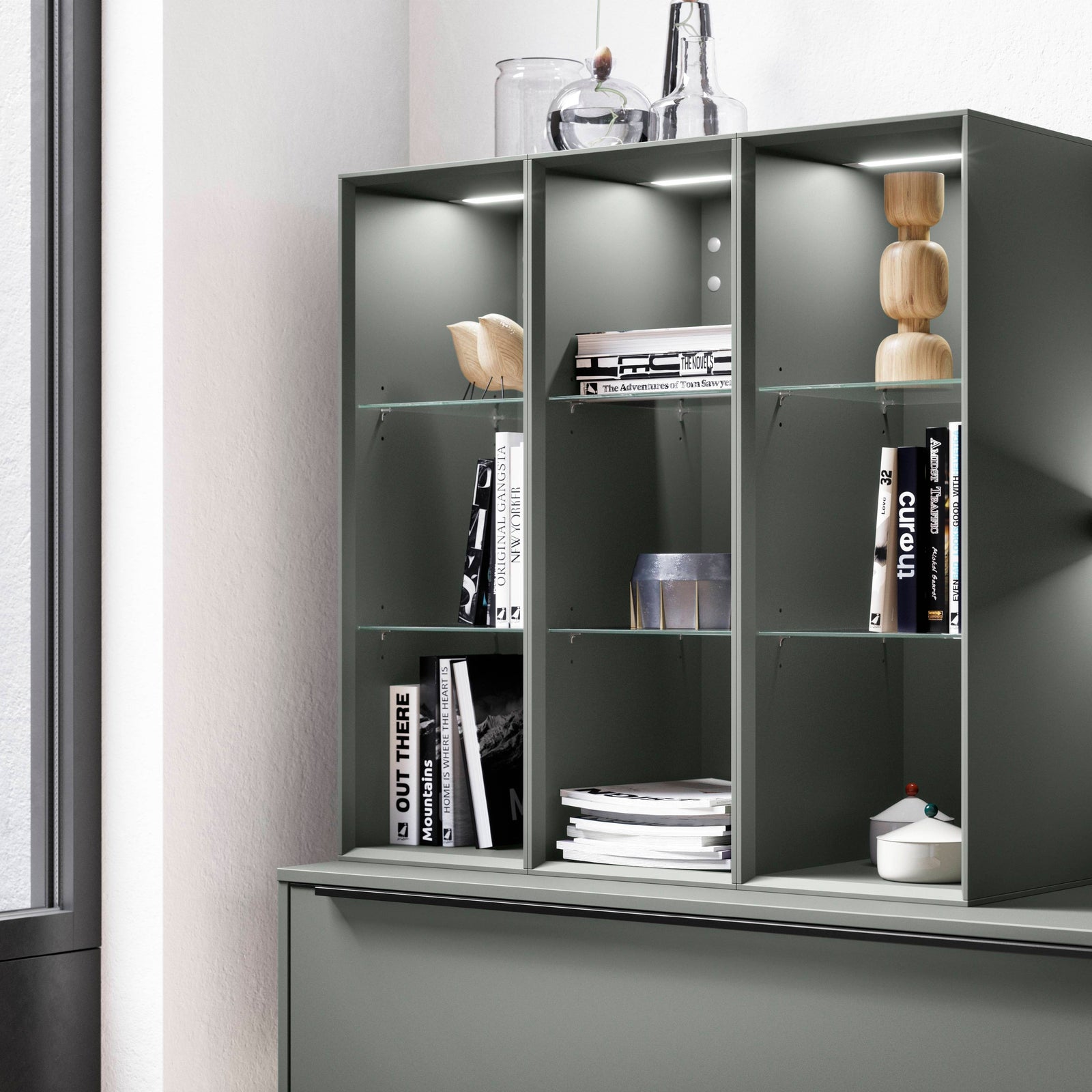Wohnwand in mineralgrün - mit Beleuchtung