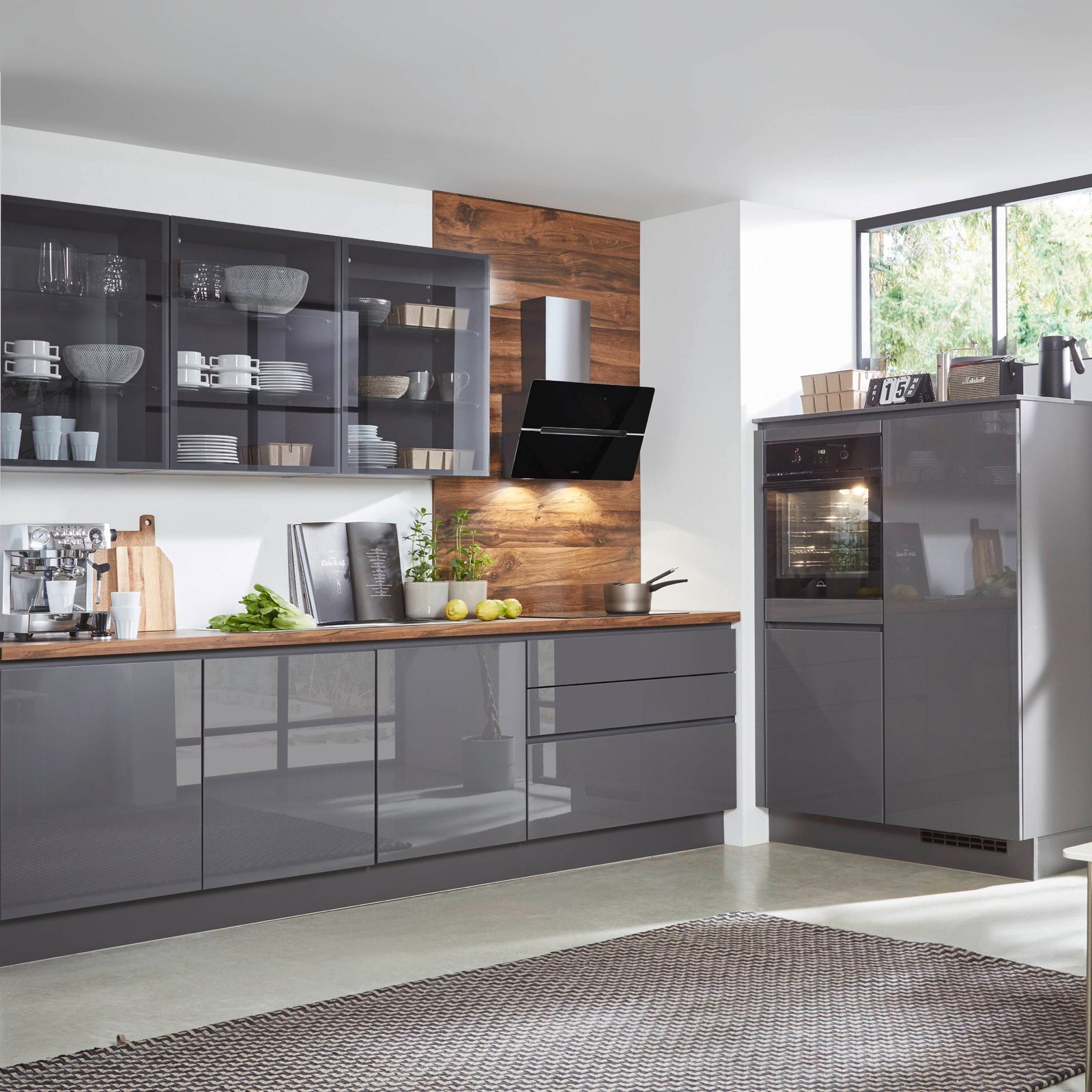 L-Küche in schiefergrau hochglanz mit Holzfarbener Arbeitsplatte