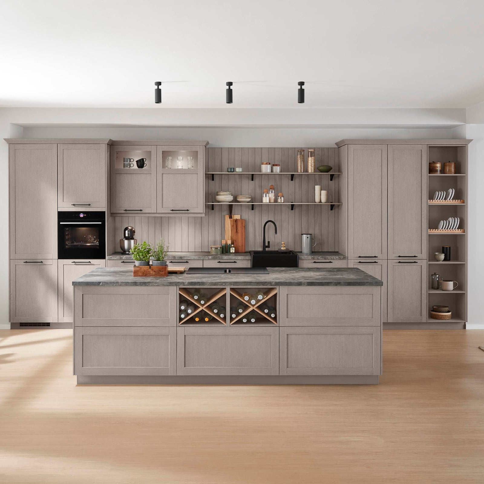 Küche im modernen Landhausstil in macchiato mit schwarzen Griffen