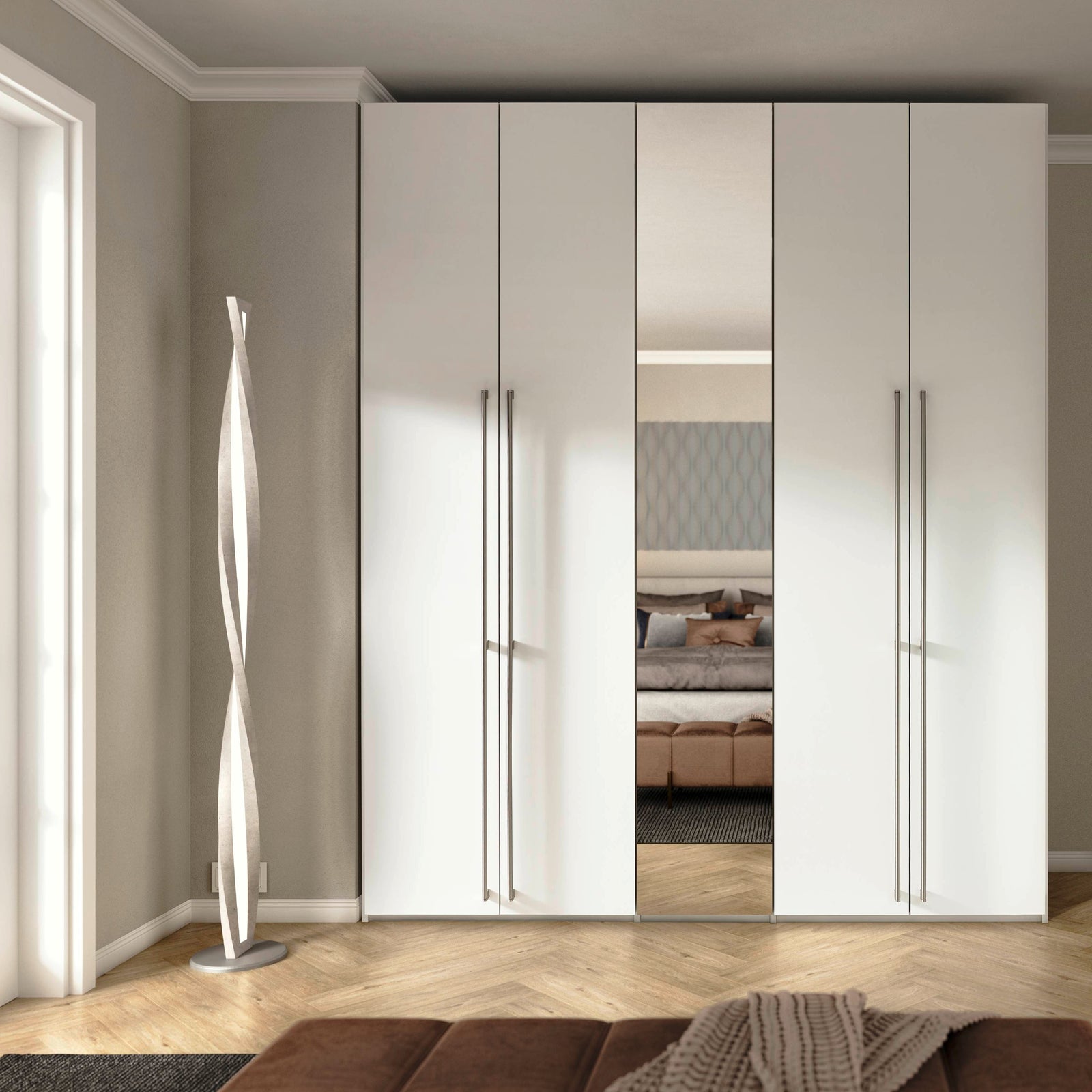 Weißer Kleiderschrank mit Drehtüren und Spiegel