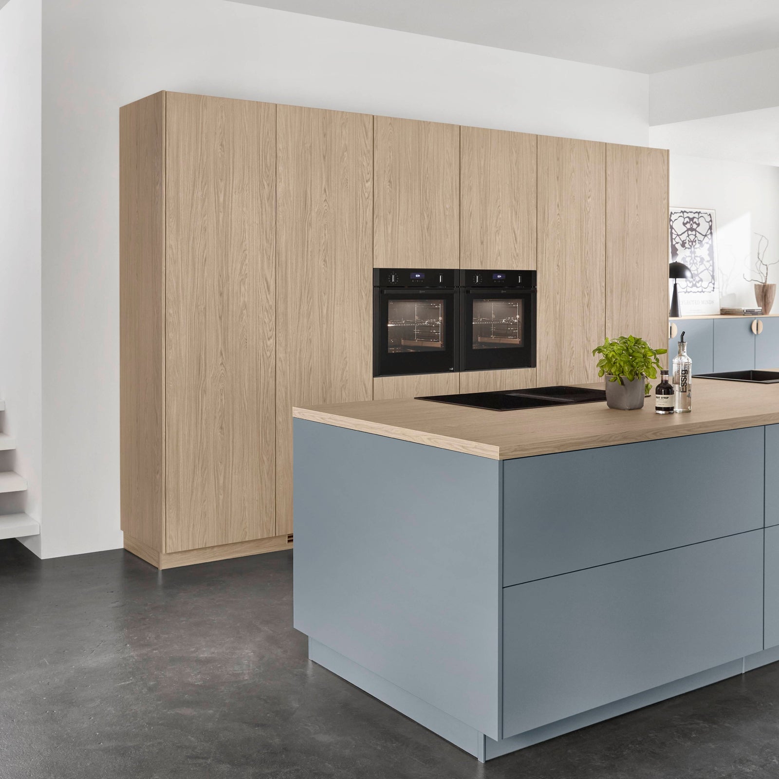 Kücheninsel in hellgrau mit eichenfarbener Arbeitsplatte