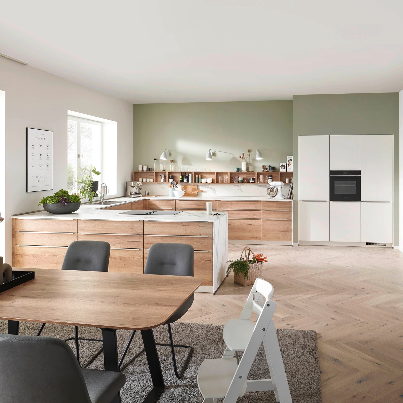 Küche in U-Form in Eiche Sierra und weiß. Esstisch im Vordergrund