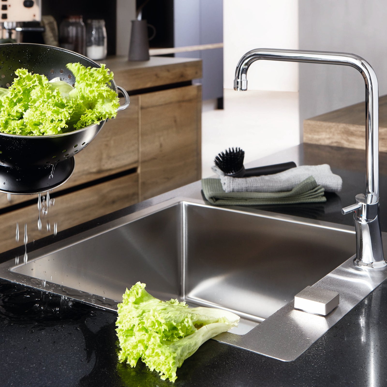 Edelstahlspüle in Quarz-Arbeitsplatte mit Salat