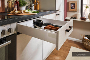 Pino Küche Beton Weißgrau 220cm mit E-Geräte Detail Schublade top-shelf.de-