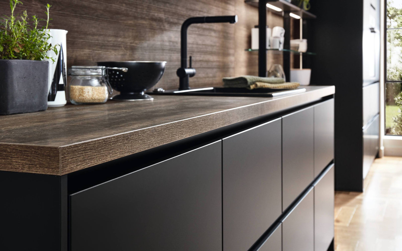 Schwarze moderne grifflose Kueche Touch top-shelf.de