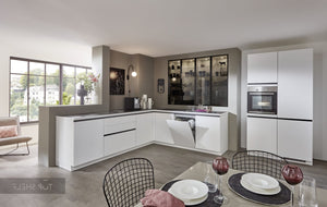 nobilia Winkelküche Artis 938 Glasoptik Alpinweiß matt 265 x 275 + 120 cm mit Glas-Wandschränken Detail Geschirrspüler + Wandschrank spiegelverkehrt