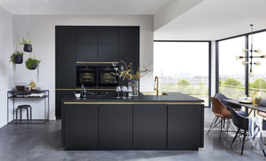 nobilia einzeilige Küche mit Kochinsel Touch 340 Schwarz supermatt 250 x 110 + 240 cm mit goldenen Griffleisten