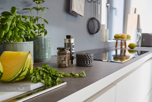 nobilia zweizeilige Küche Artis 938 Glasoptik Alpinweiß matt 350 + 120 + 180 cm mit optionalen Geräten Detail Arbeitsplatte spiegelverkehrt