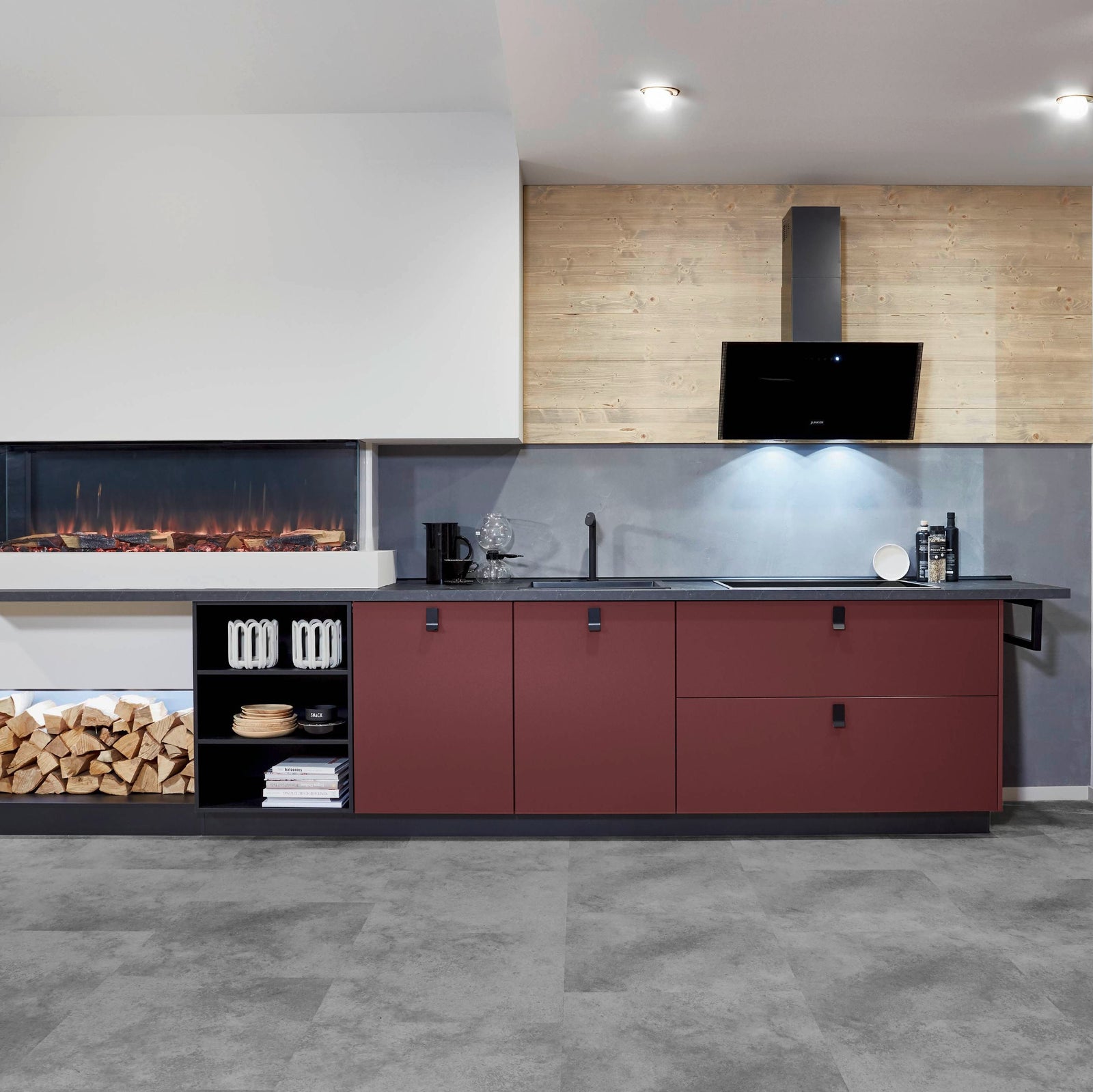 Küchenzeile in rostrot und Kamin