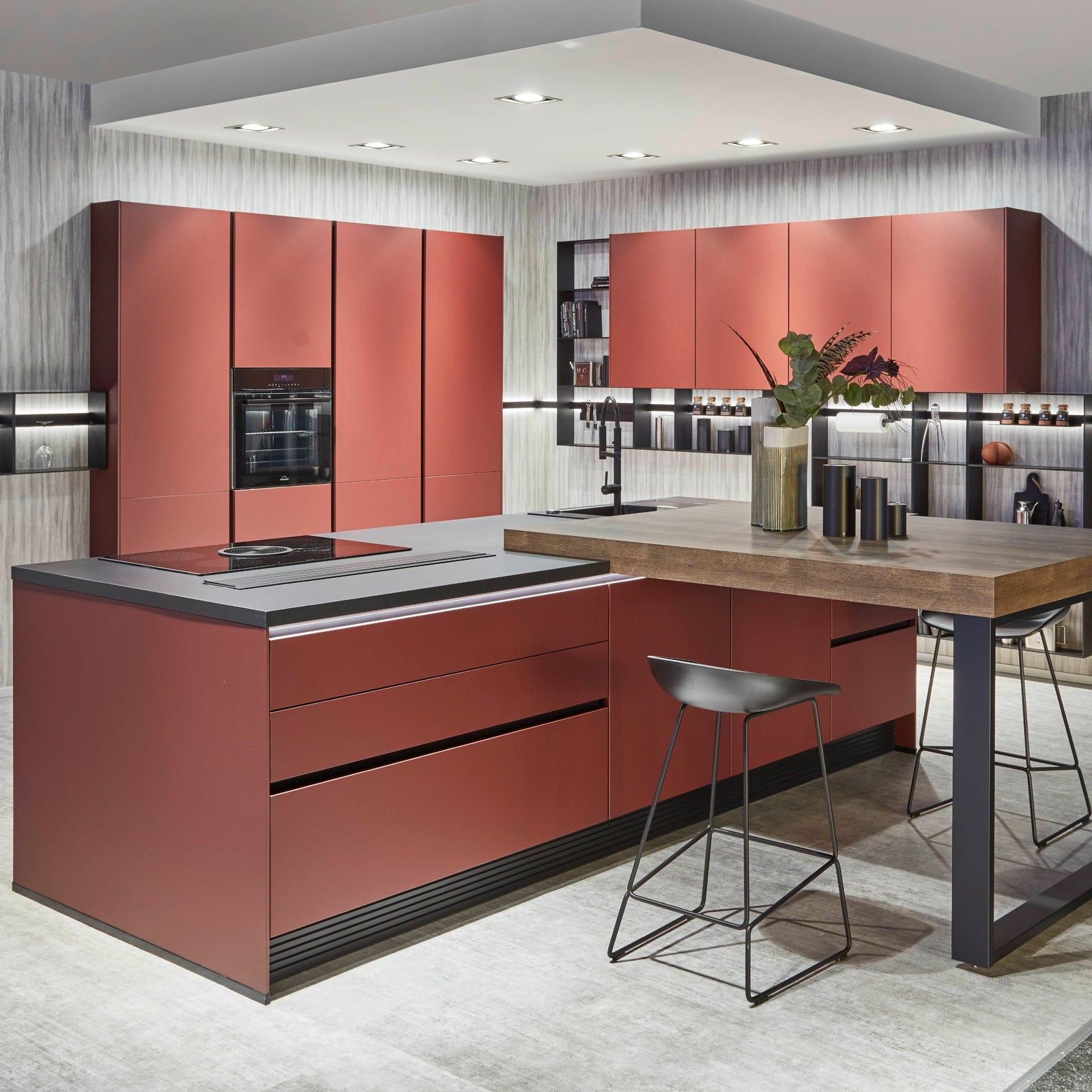 Rostrote Küche mit Kücheninsel und Hochsitz