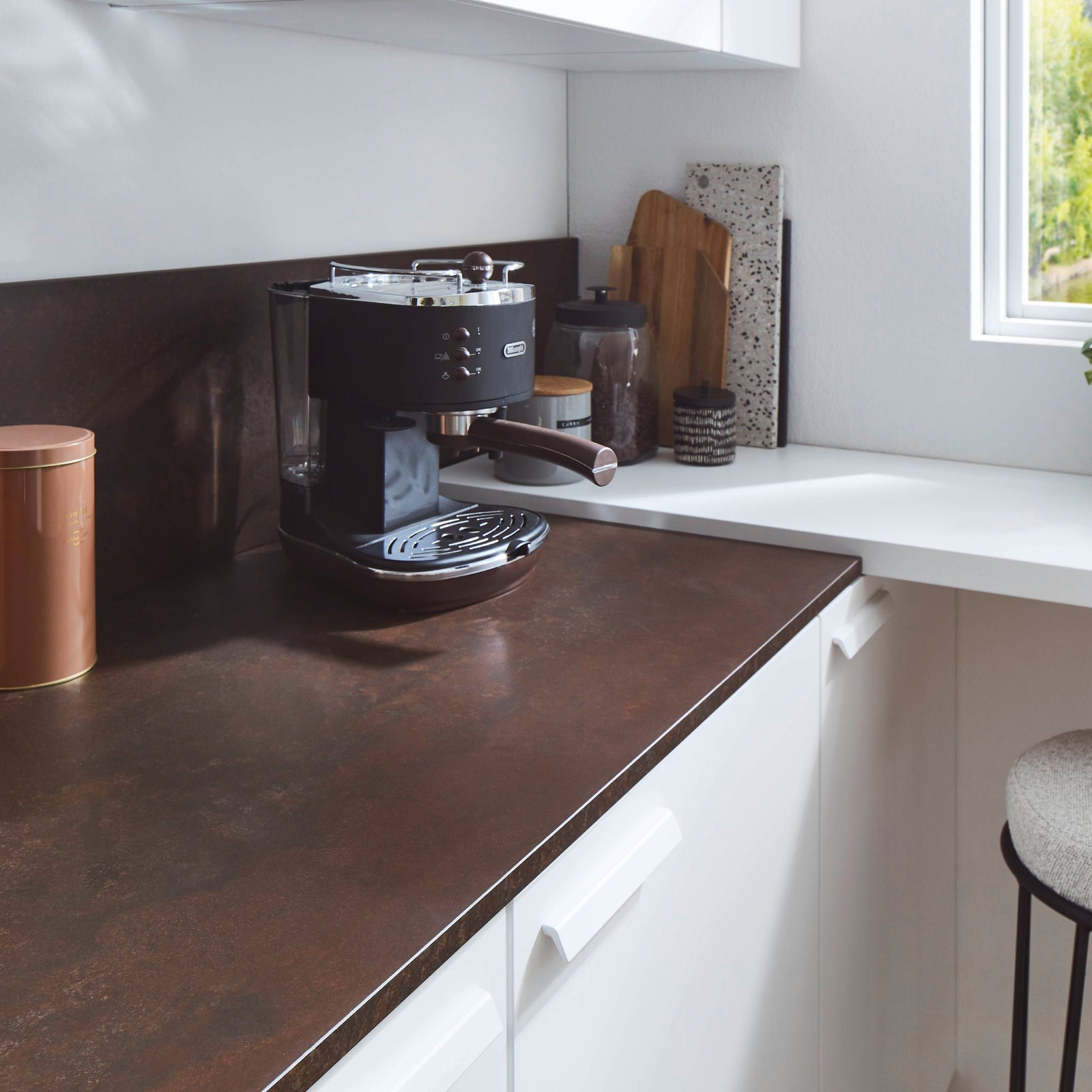 Weiße Küchenzeile mit brauner Arbeitsplatte