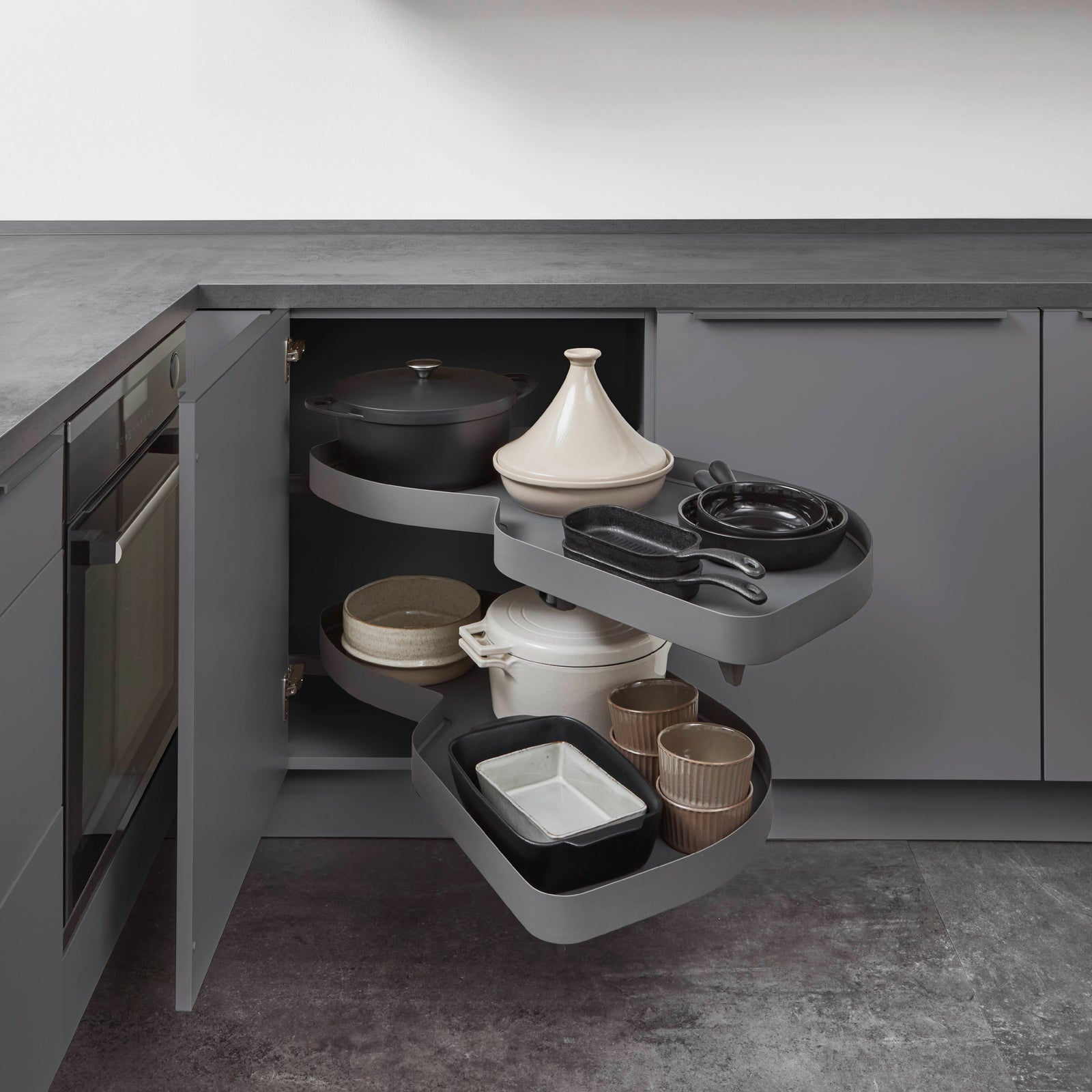 Schiefergrauer Eck-Küchenschrank mit Schwenkauszug und Interieur
