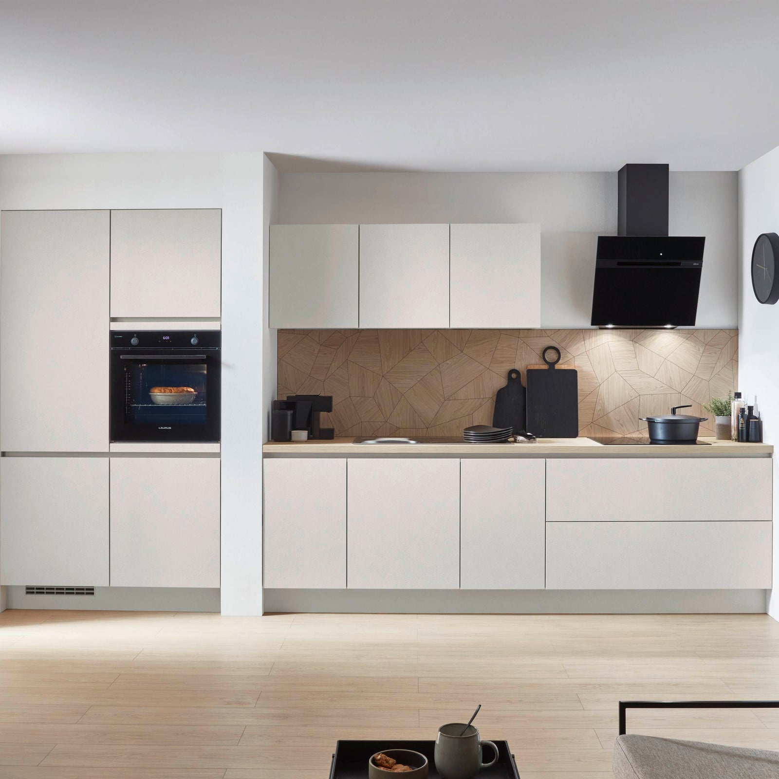 Weisse Kuechenzeile in sandfarben mit einer Arbeitsplatte in Eiche Como Nachbildung