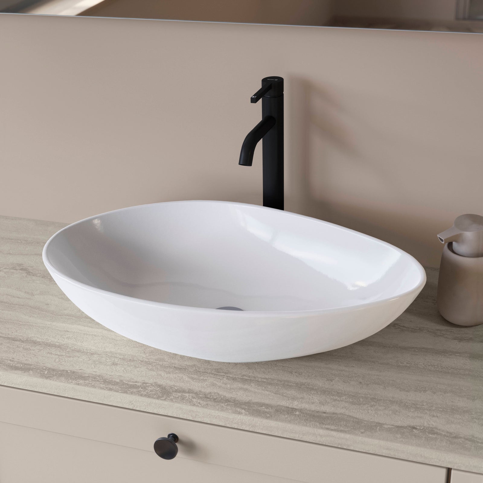 Weiße Aufsetzkeramikspüle mit schwarzem Wasserhahn