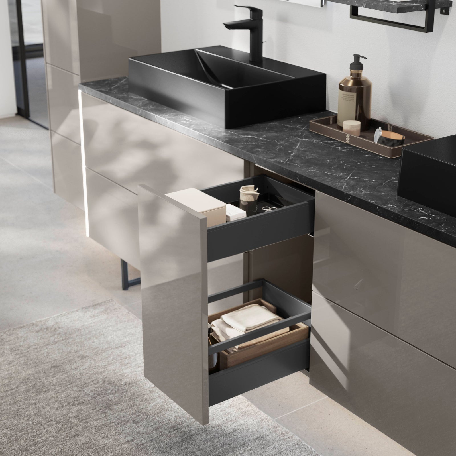 Waschtisch in schwarz mit taupengrauem Schrank und Schubladendetail