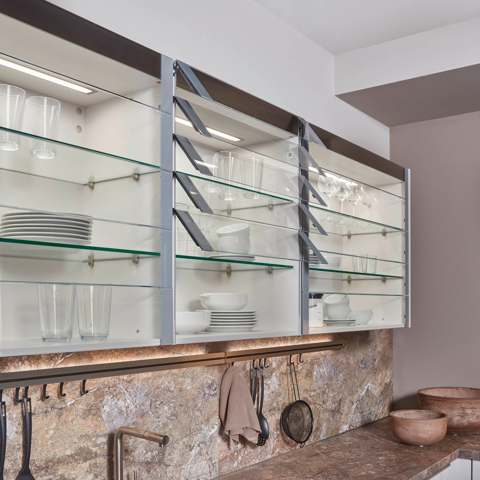 Küchendetail mit Wandschrank und Glasböden