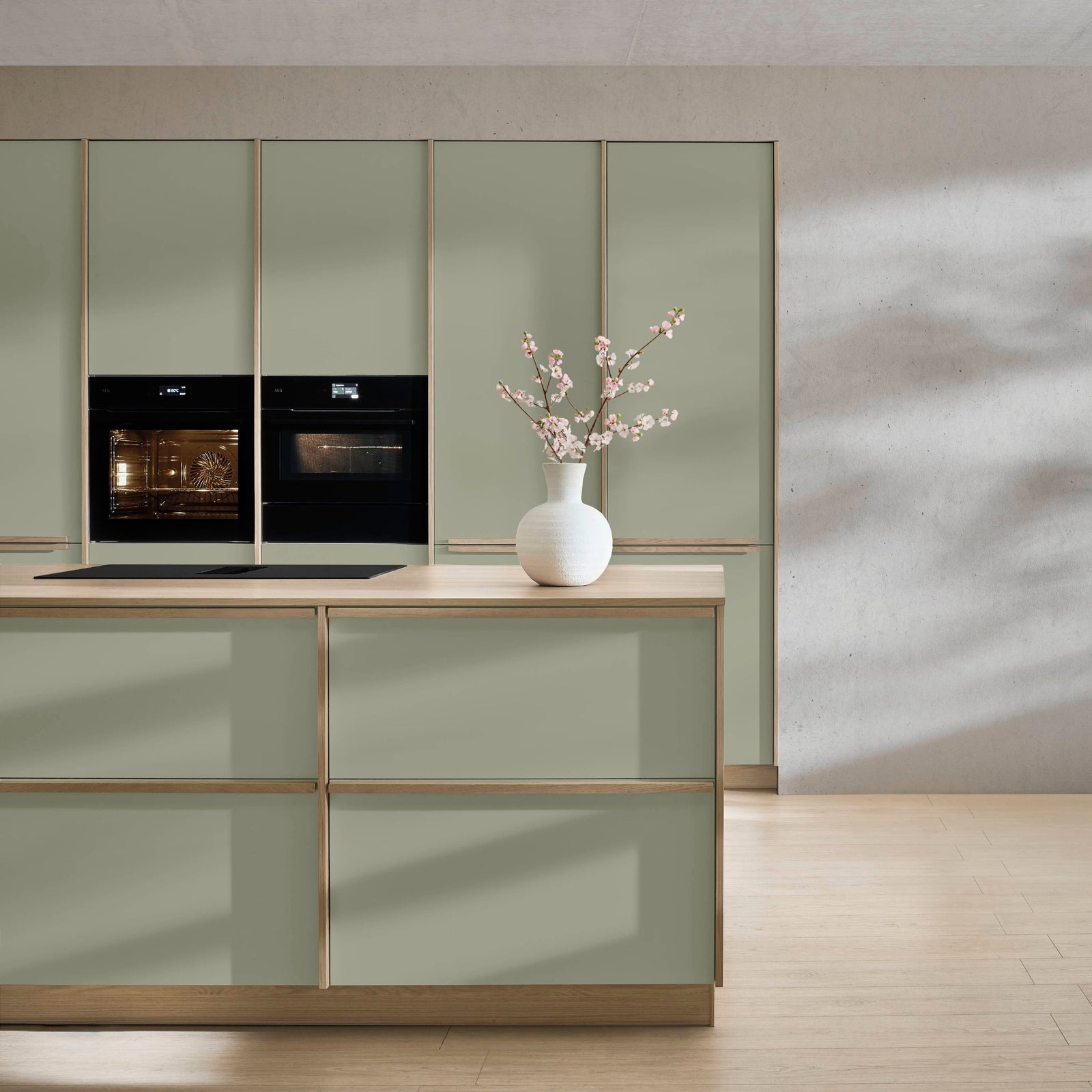 Olivegrüne Küche mit Kücheninsel und Holzdetails