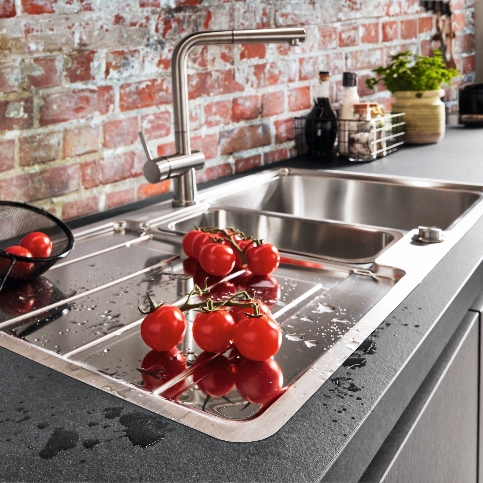 Tomaten auf Edelstahlspüle