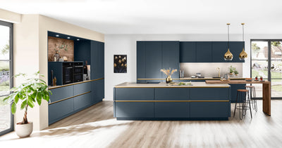 Übergang zwischen Unter- und Hochschränken - easytouch küche goldfarbige details blaue küche
