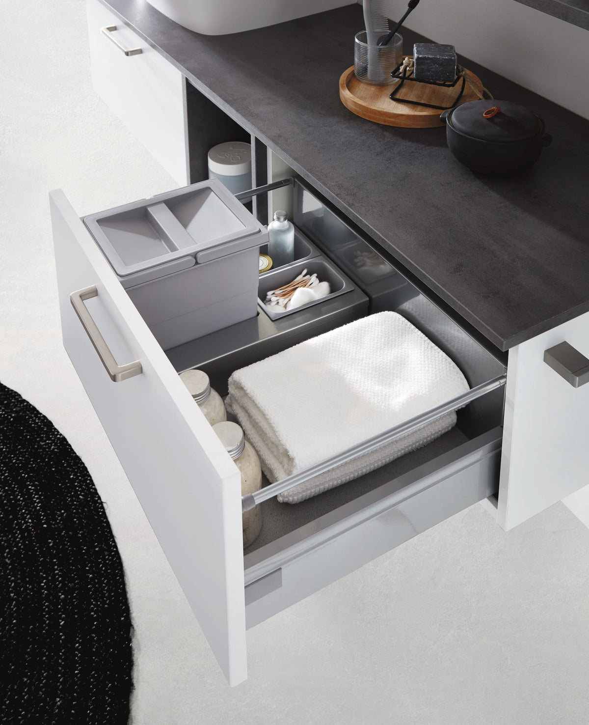 nobilia elements Badmöbel Set Nordsee Bad mit Waschtisch Wasserhahn Sideboard mit Spiegelschrank Abfallsammler in Alpinweiß