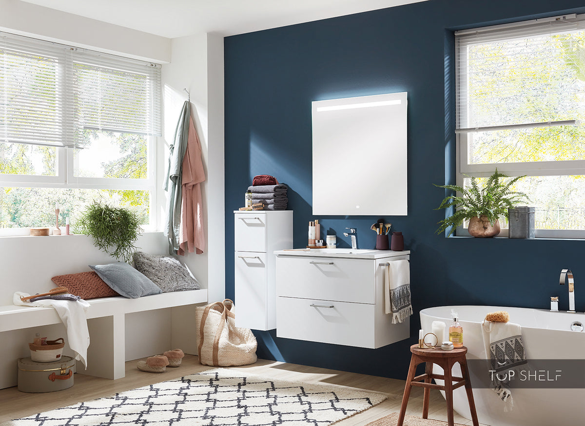 Kleines Bad Ostsee mit Spiegelschrank und Waschtisch aus Mineralguss