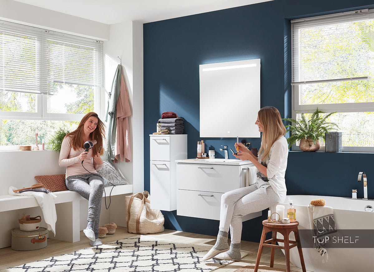 Kleines Bad Ostsee mit Spiegelschrank und Waschtisch aus Mineralguss