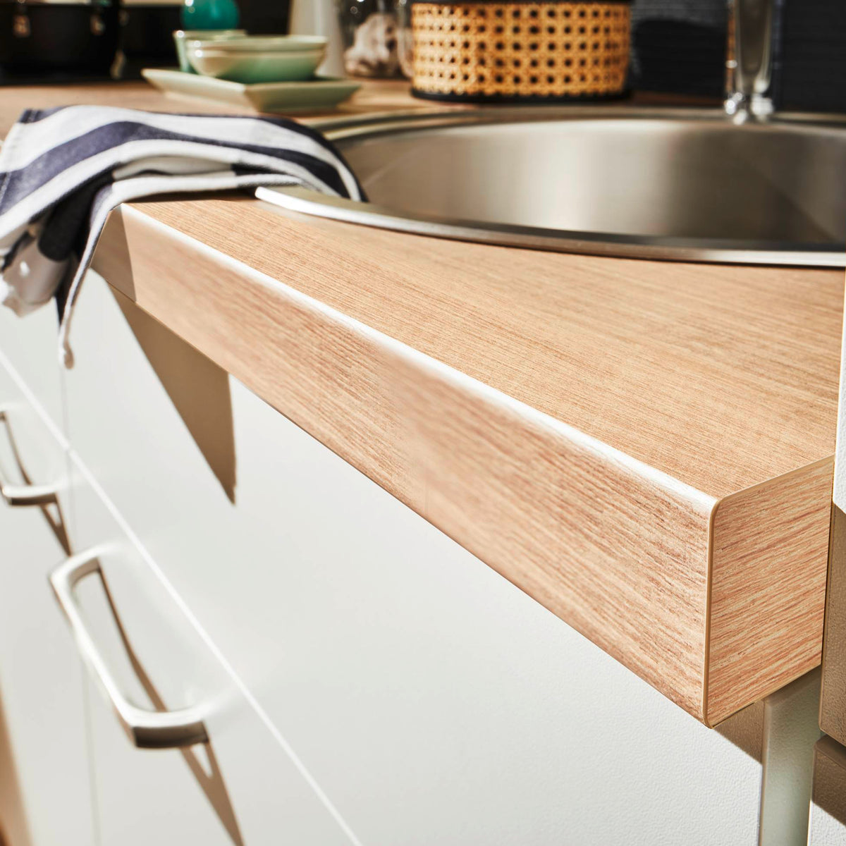 Pino Küche Weiß 220cm konfigurierbar mit E-Geräte Detail Arbeitsplatte top-shelf.de-