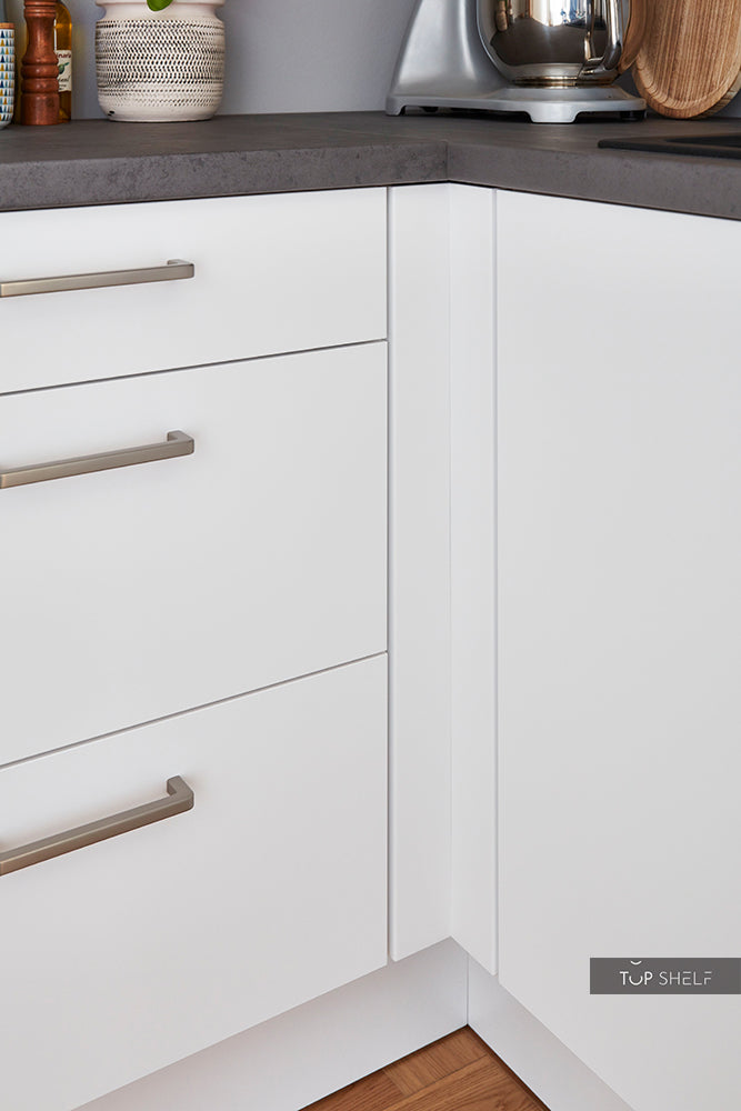 nobilia Einbau- L-Küche Berlin 540 cm in Weiß; Ecke der Küche mit Passleiste Unterschrank