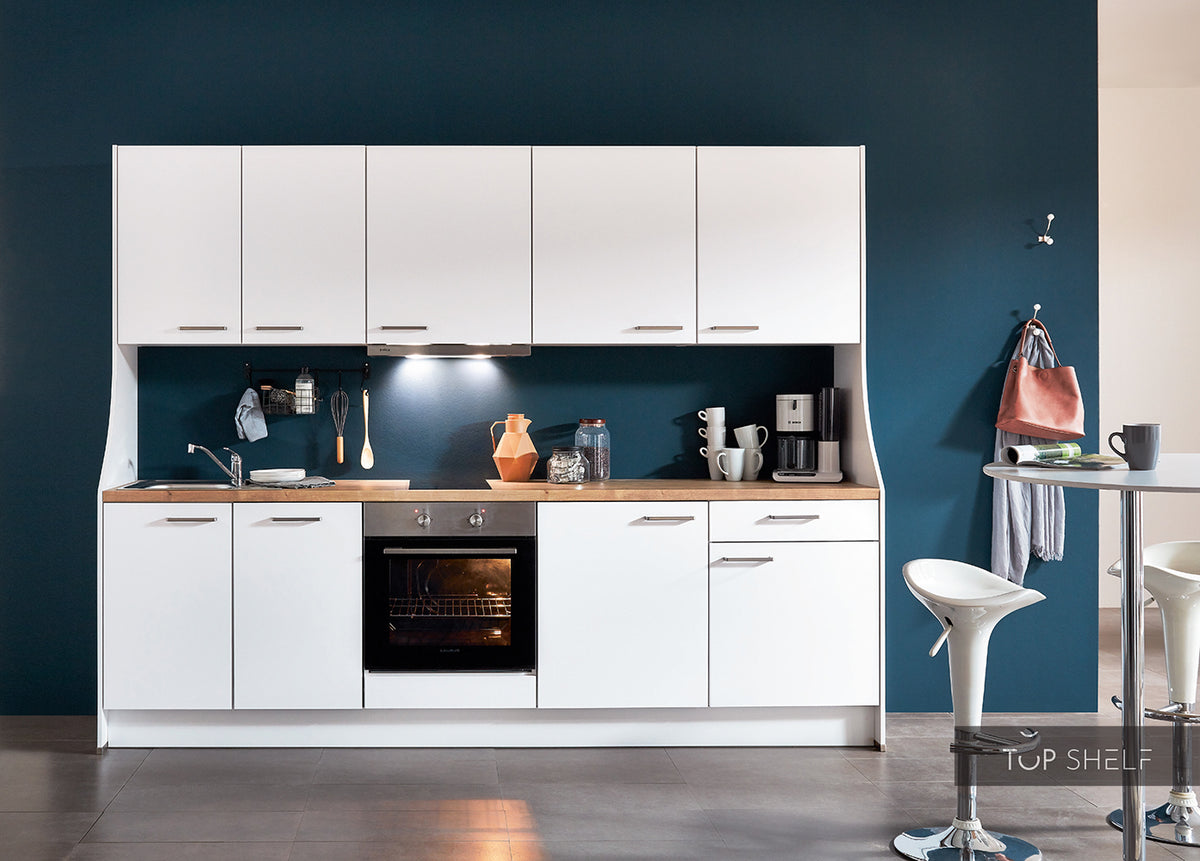 nobilia Einbauküche Köln 270 cm, Frontfarbe Alpinweiß matt, Arbeitsplatte im Dekor 354 Eiche Provence, Nischenverkleidung im Dekor 192 Beton schiefergrau und Design Seitenwangen.