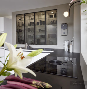 nobilia Winkelküche Artis 938 Glasoptik Alpinweiß matt 265 x 275 + 120 cm mit Glas-Wandschränken Detail Arbeitsplatte