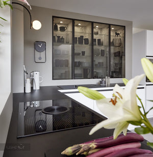 nobilia Winkelküche Artis 938 Glasoptik Alpinweiß matt 265 x 275 + 120 cm mit Glas-Wandschränken Detail Arbeitsplatte