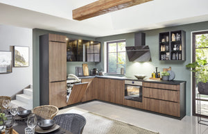 nobilia Winkelküche Riva 840 Nussbaum 370 x 250 cm mit Glas-Wandschränke optional mit E-Geräten spiegelverkehrt