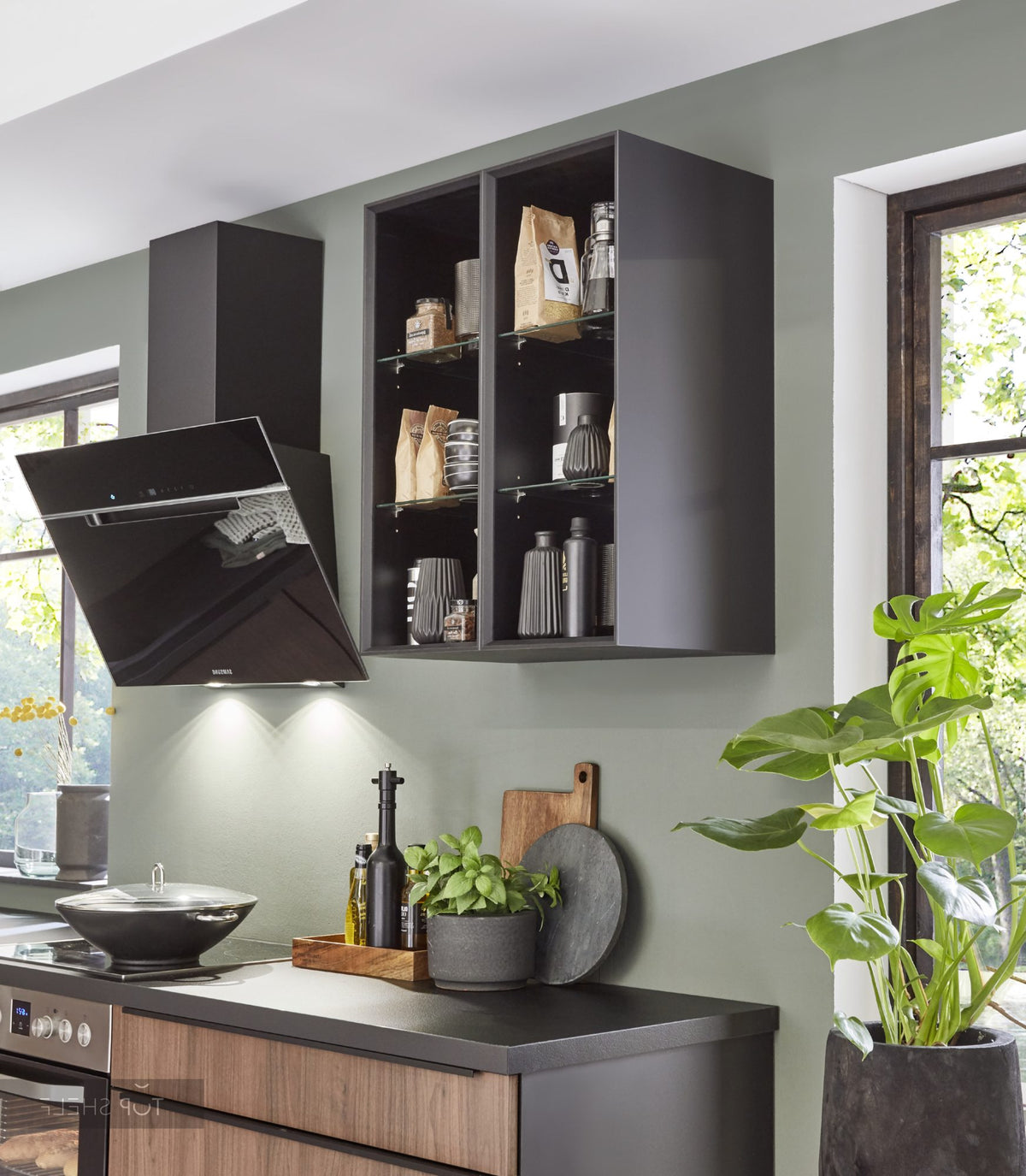 nobilia Winkelküche Riva 840 Nussbaum 370 x 250 cm mit Glas-Wandschränke optional mit E-Geräten Detail Wandschrank spiegelverkehrt