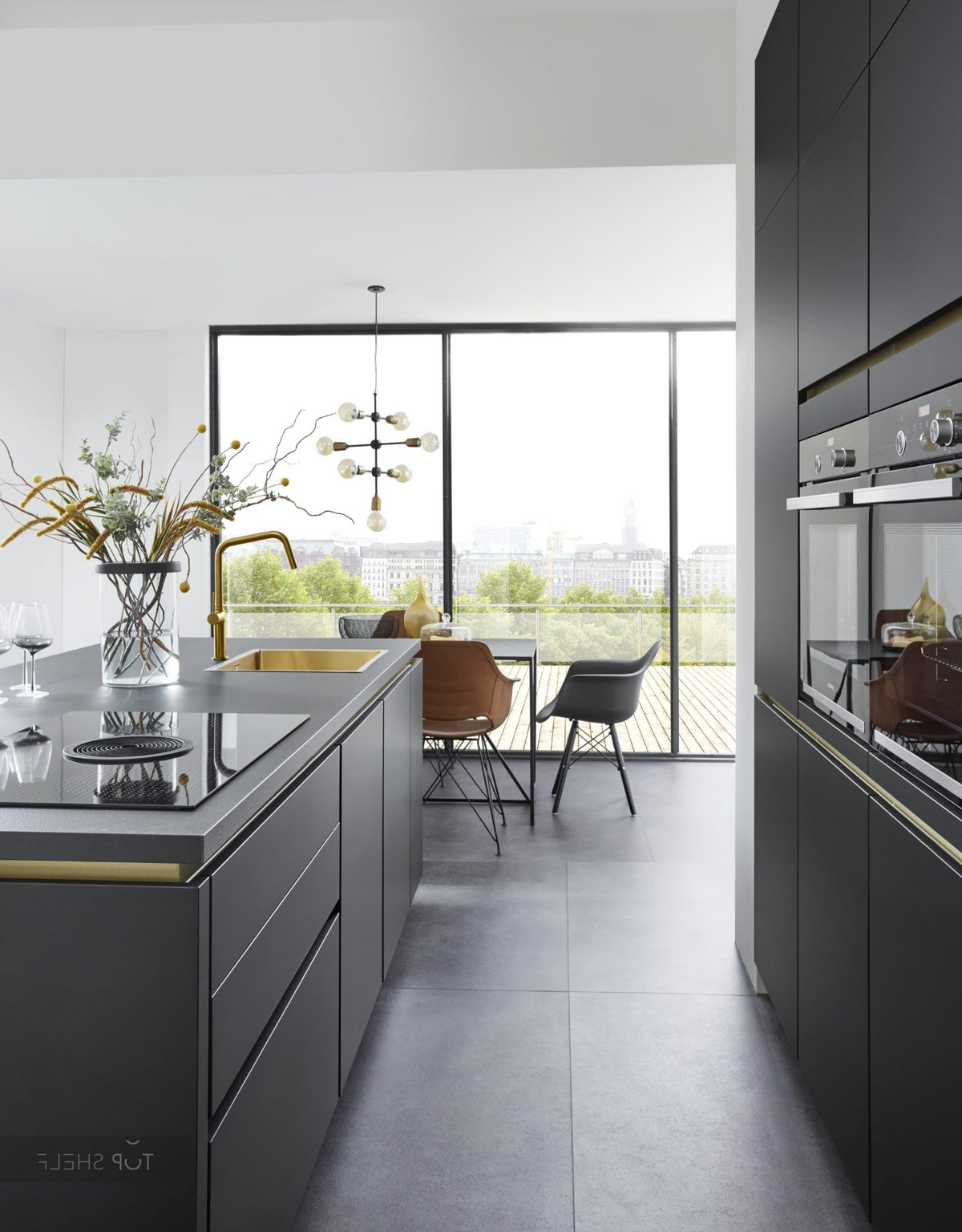 nobilia einzeilige Küche mit Kochinsel Touch 340 Schwarz supermatt 250 x 110 + 240 cm mit goldenen Griffleisten Detail spiegelverkehrt