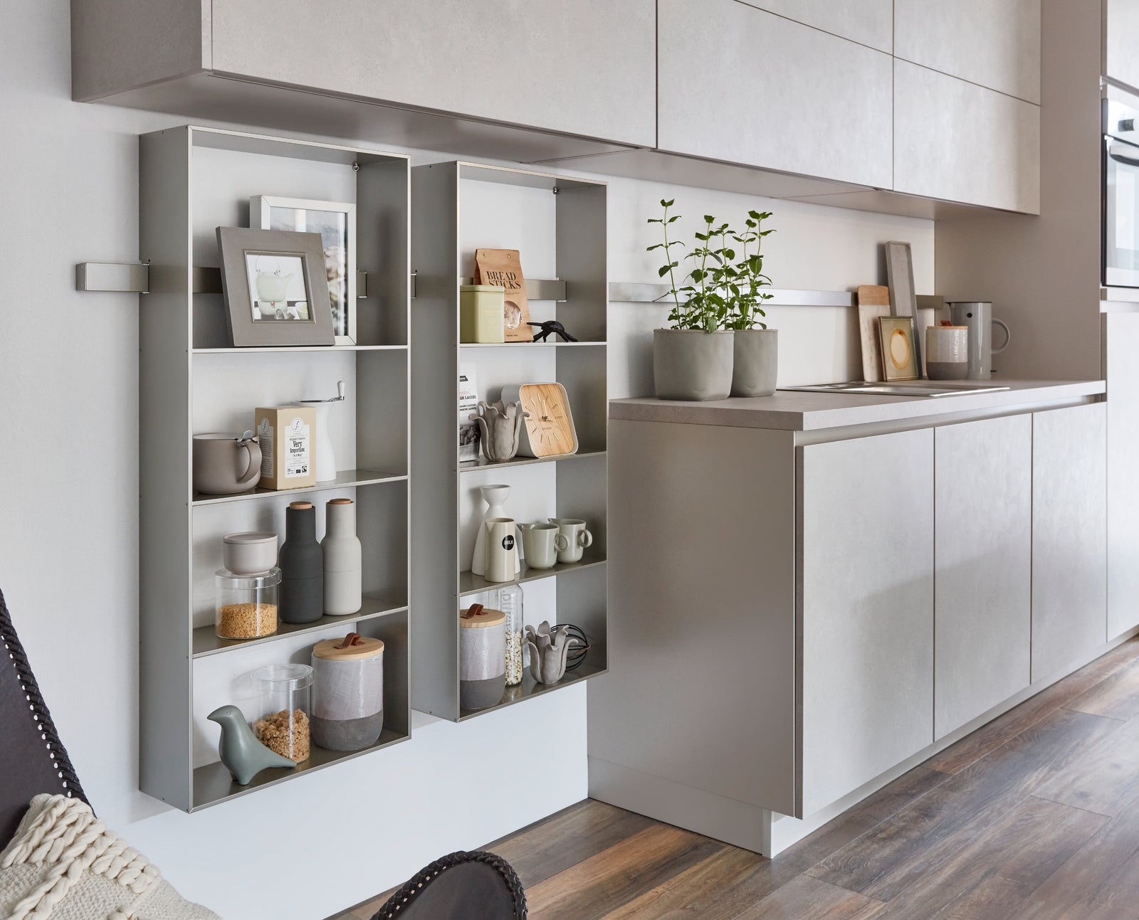 nobilia Küche Halbinsel Küchenzeile Riva 842 Beton Sand Nachbildung 330 + 210 x 110 cm konfigurierbar mit Elektrogeräten Detail Wandregal