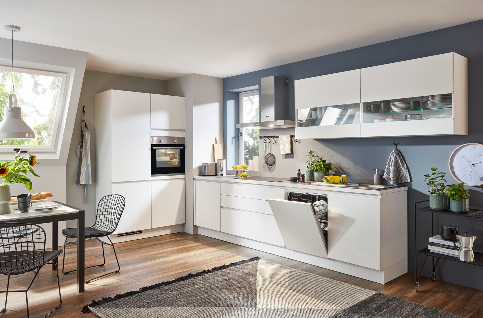 nobilia Küche Küchenzeile 938 Glasoptik Alpinweiß matt 350 + 120 + 180 cm konfigurierbar mit Elektrogeräten Detail Geschirrspüler