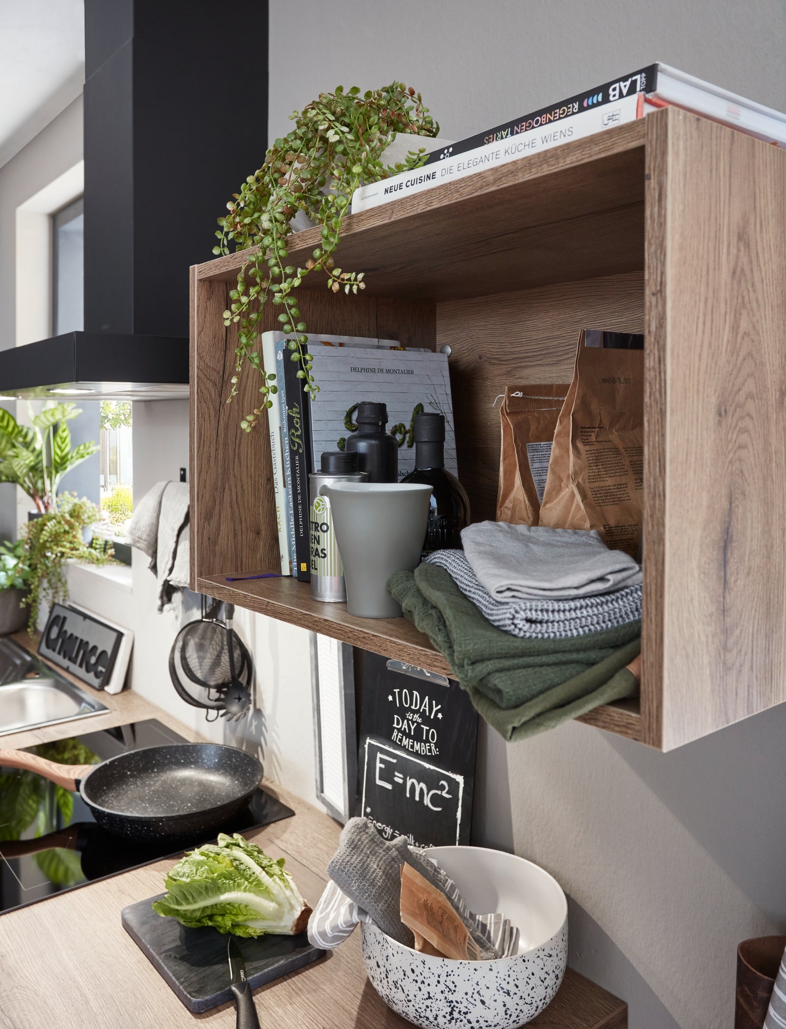 nobilia Küche Küchenzeile Easytouch 964 Lacklaminat Mineralgrün ultramatt 308 + 300 cm konfigurierbar mit Eletktrogeräten Detail Wandregal