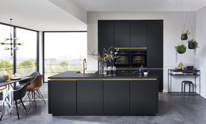 nobilia einzeilige Küche mit Kochinsel Touch 340 Schwarz supermatt 250 x 110 + 240 cm mit goldenen Griffleisten spiegelverkehrt