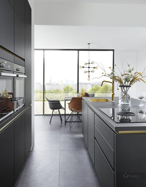 nobilia einzeilige Küche mit Kochinsel Touch 340 Schwarz supermatt 250 x 110 + 240 cm mit goldenen Griffleisten Detail