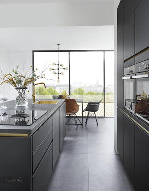 nobilia einzeilige Küche mit Kochinsel Touch 340 Schwarz supermatt 250 x 110 + 240 cm mit goldenen Griffleisten Detail spiegelverkehrt