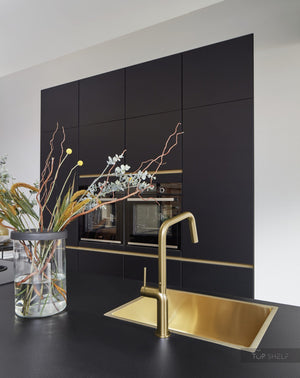nobilia einzeilige Küche mit Kochinsel Touch 340 Schwarz supermatt 250 x 110 + 240 cm mit goldenen Griffleisten Detail Spüle