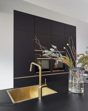 nobilia einzeilige Küche mit Kochinsel Touch 340 Schwarz supermatt 250 x 110 + 240 cm mit goldenen Griffleisten Detail Spüle spiegelverkehrt