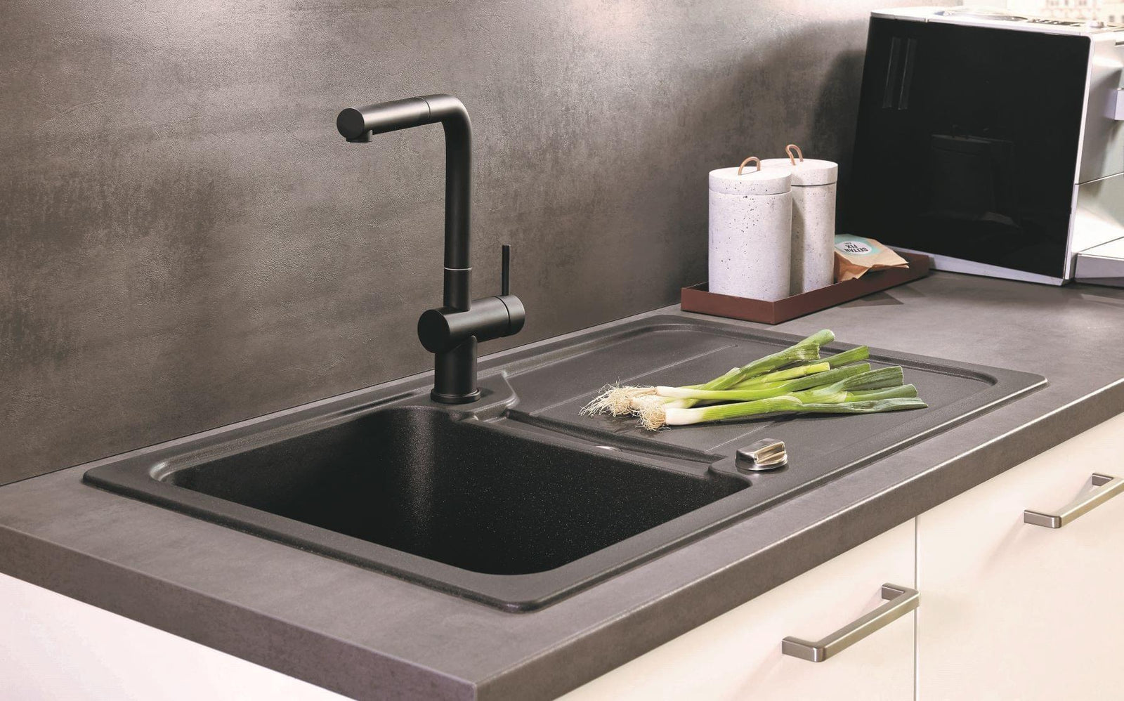 nobilia Appartementküche Jülich 210 cm Alpinweiß matt Beton Schiefergrau mit Backofen